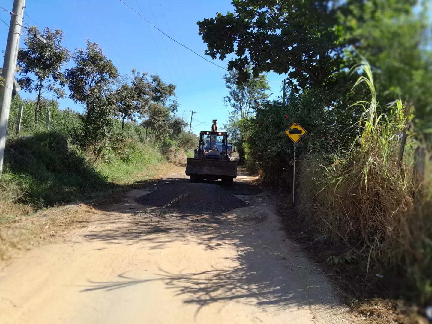 Prefeitura de Pinda vem realizando manutenção corretiva na Estrada do Borba